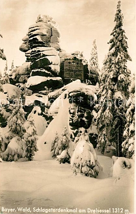 Pohlednice se Schlageterovým skalním památníkem na Třístoličníku v letním i zimním hávu