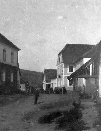 Na staré fotografii je uprostřed vpravo dům čp. 8 v Chrobolech, někdejší hostinec "Bäcker-Wirtshaus" (viz i Heinrich Meisinger a Jakob Meisinger)