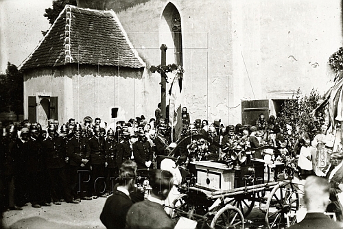 Snímek svěcení hasičské stříkačky v Bukovci je datován mezi roky 1890-1916