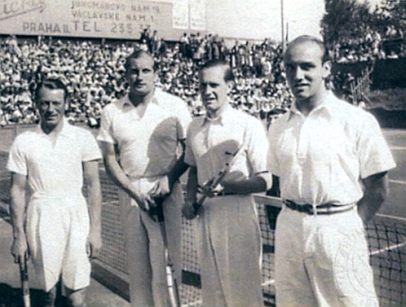 Na fotografii z roku 1935 stojí druhý zleva jako reprezentant ČSR ve finále evropské zóny Davis Cupu proti Německu, v němž Německo zvítězilo 4:1