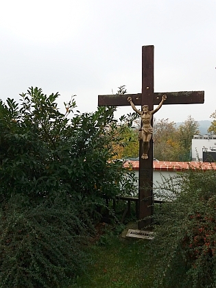 Pamětní kříž farní obce Ondřejov na hřbitově ve Ktiši
