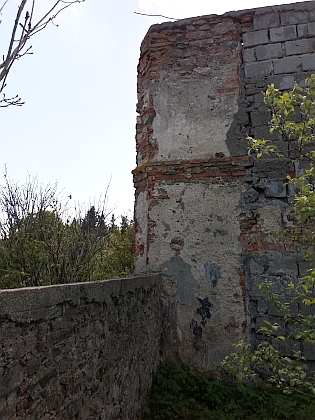 Ondřejov dnes - pohled směrem, kde stával kostel a za ním fara, část jejího zdiva se dochovala v pobořeném vojenském objektu