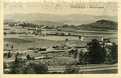 Chroboly na staré pohlednici v celkovém pohledu se šumavskými hřebeny za sebou