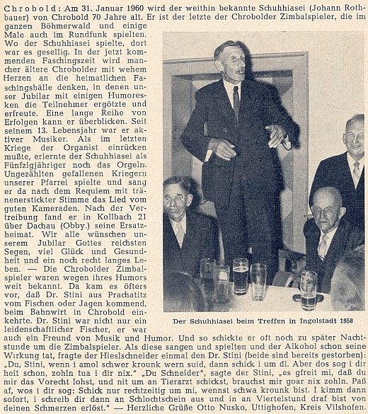 Poslední z členů chrobolské cimbálové muziky Johann Rothbauer, zvaný "po chalupě" Schuhhiasel, zpívá na rodáckém setkání v Ingolstadtu roku 1958