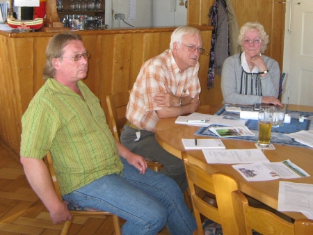 Na jednom ze zasedání krajanského sdružení Heimatkreis Prachatitz v místní části Ingolstadtu Oberhaunstadt roku 2010 - odleva Walter Beutel, Adolf Paulik a ona