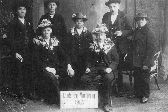 Na snímku rekrutů do zeměbrany (1917) stojí Johann Merwald uprostřed