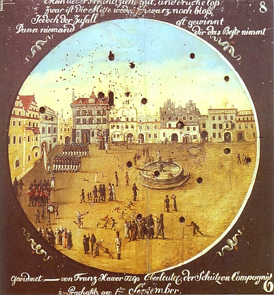 Terč prachatické střelecké společnosti, o které rovněž psal,
zachycuje v olejomalbě Felixe Fabera z r. 1816 dobovou podobu náměstí