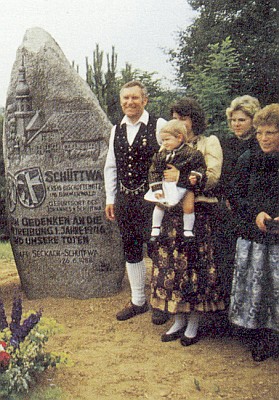 V šumavském kroji při pamětním kameni rodné obce v Seckachu ve spolkové zemi Bádensko-Württembersko...