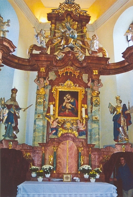 Mariánský hlavní oltář v železnorudském kostele