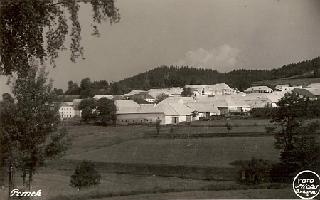 Na pohlednici českokrumlovského fotoateliéru Micko je rodný statek čp. 10 v Perneku ten vpředu uprostřed