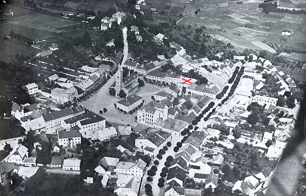 Centrum Kašperských Hor s označeným domem, kde bydlila vdova Bernhauserová se dvěma dcerami