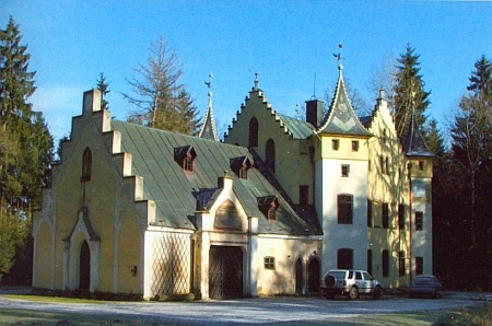 Lovecký zámeček Berchembogen poblíž Trstěnic (Neudorf) se znakem bavorského rodu Haimhausenů, kteří byli i staviteli osady Nový Haimhausen, zmiňované v Mickově textu