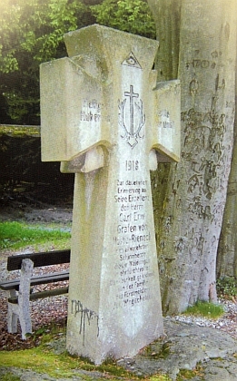 Dřevěný Annin kříž a kamenný Hubertův kříž v lesích při Žďárské cestě mezi Předním, Prostředním a Zadním Žďárem, vedoucí až k Jalovému dvoru