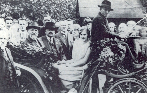 Josef Taschek a Johann Micko jsou tu oba zachyceni v kočáře za slavnosti sdružení Deutscher Böhmerwaldbund v Hostouni roku 1925