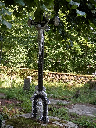 Renovovaný, ale i tak zpustlý hřbitov v Přední Výtoni
