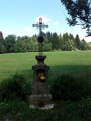 Místo, kde stával dům čp. 8 "Beim Godliabm" v Lindských Chalupách