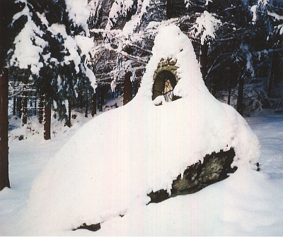 "Lourdesgrotte" na zimním snímku