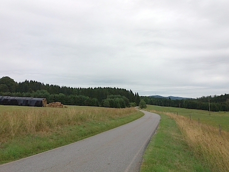 Pohled na zaniklé Multerberské Chalupy (vlevo od silnice) a místo, kde stávala jedna z nich