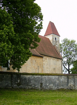 Farní kostel sv. Bartoloměje v Malontech...