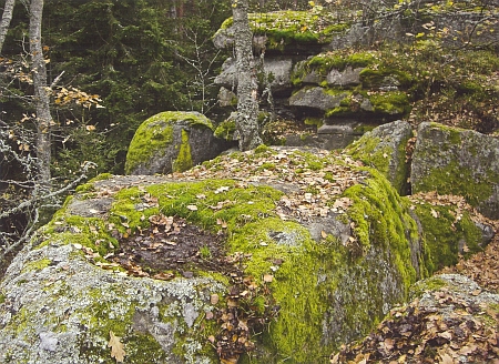 Tzv. "oltářní kámen" (Altarstein) při hoře Hradiště (Radischen)