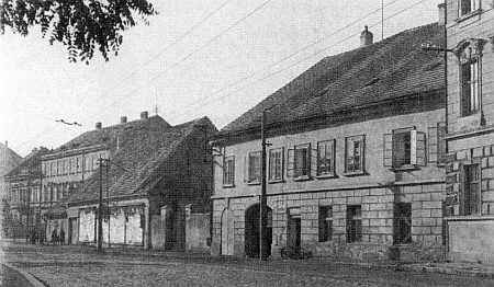 Jeho rodný dům Na staré poště v Českých Budějovicích byl roku 1959 zbořen,
aby ustoupil tzv. "Koldomu"...