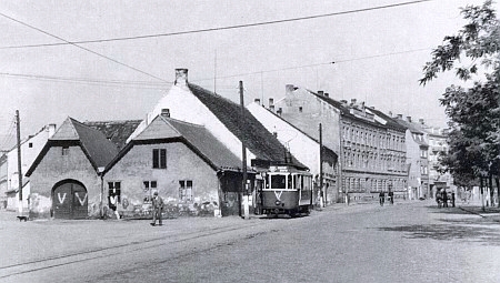 ... táž scenérie "od jihu" na tramvajové zastávce "Staroměstská"
sto let po Millauerově smrti, roku 1942...