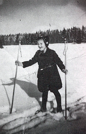 Lyžující Ilse v Hrabických Ladech na snímku někdy ze zimy 1937-1938