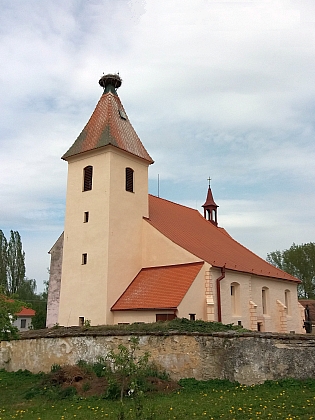 Strýčický kostel sv. apoštolů Petra a Pavla s obnovenou omítkou na snímku z roku 2019...