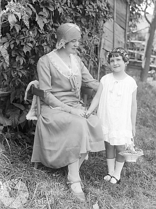 Na tomto Seidelově snímku datovaném 19 června roku 1930 je připsáno "Minich Lehrerin Hohenfurth" tj. "učitelka Minichová z Vyššího Brodu", (viz i Erika Liedl-Beckerová)