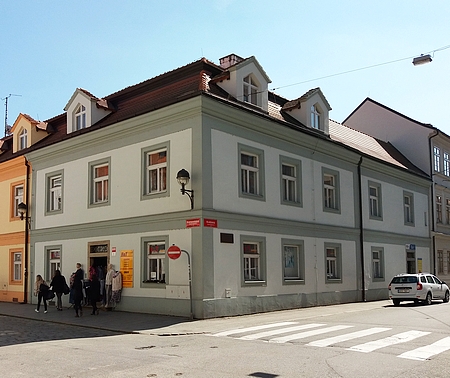Pamětní deska na někdejší kanovnické rezidenci na rohu Kanovnické a Kněžské ulice v Českých Budějovicích
