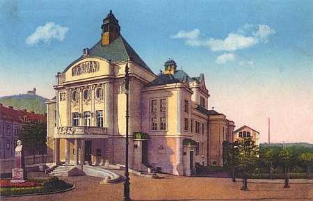 Městské divadlo v Mostě na staré pohlednici a okamžik jeho zániku v roce 1982