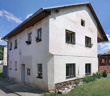 Rodný dům čp. 71 v Záblatí na snímku z roku 2022