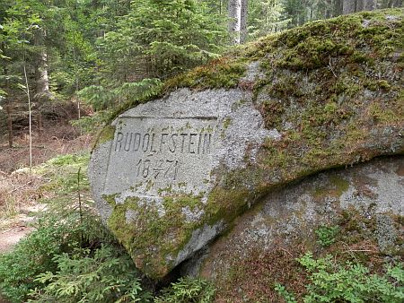 Kameny na Medvědí stezce a Medvědí cestě (Bärenstrasse), připomínající cestu korunního prince Rudolfa po Šumavě v roce 1871