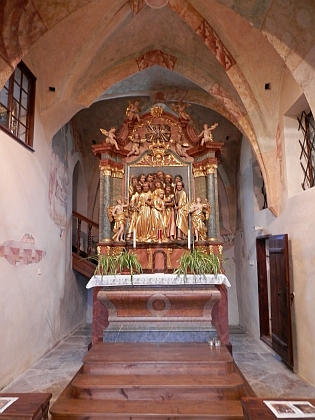 Interiér kostelíku Smrti Panny Marie a gotické fresky odkryté při rekonstrukci