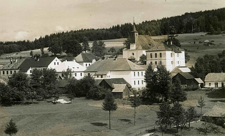 Na této pohlednici pohlednici krumlovského fotoateliéru Wolf z roku 1923 je kostel v dnešní Pohorské Vsi kryt ještě došky a věž nemá hodiny