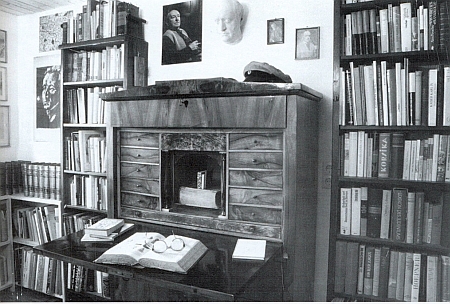 Jeho psací stůl a knihovna v tzv. "Mühlbergerově" jizbě v Lautern