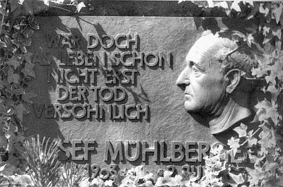Pamětní deska nad urnou na zdi hřbitova v Bärenbachu
