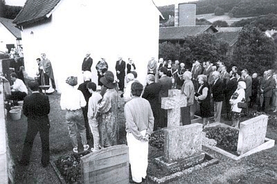 Uložení urny s jeho popelem v roce 1987 na hřbitově v Bärenbachu, kraj Göppingen