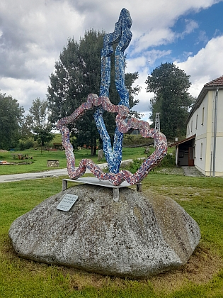 Plastika s názvem "Přátelství" izraelského umělce Yosefa JoJo Ohayona zdobí Slunečnou od roku 2027