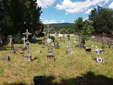 Dva záběry ze hřbitova v Pěkné (2017)