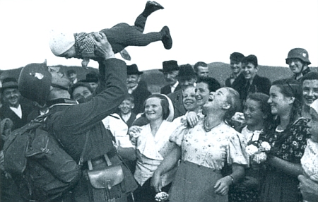 Touto radostnou říjnovou nedělí 1938 na vltavském mostě u Pěkné pro místní obyvatele leccos začalo končit (snímek z nacistické propagační publikace)