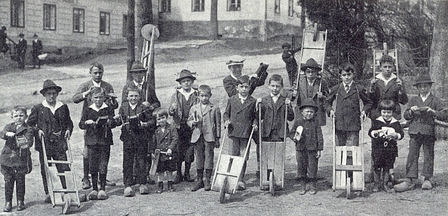 Želnavští kluci s řehtačkami v roce 1931, on v dřevácích zcela vpravo