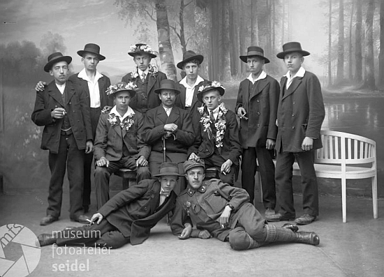 Rekruti ve větřní roku 1917 na snímkku "od Seidelů" - ten pán uprostřed by mohl být někdejší starosta Klissenbauer