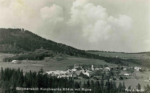 Stará pohlednice Kunžvartu s dobře viditelným hradem téhož jména je dílem Josefa Seidela