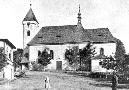 Snímek z roku 1964 zachycuje vnitřek kostela ve Strážném rok předtím, než byla celá budova stržena, pohled na kostel pochází z první poloviny 20. století
