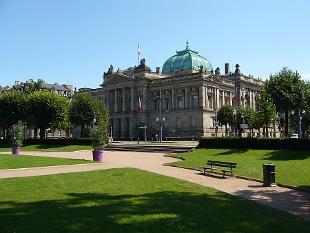 Národní a univerzitní knihovna ve Štrasburku na někdejším císařském náměstí (Kaiserplatz),
dnes Náměstí republiky (Place de la République)