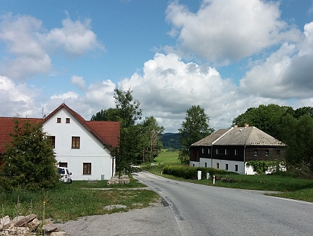 Domy ve Slunečné u silnice směrem na Želnavu