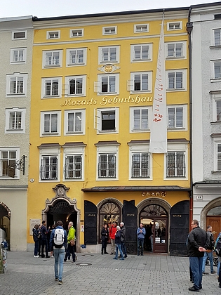 Mozartův rodný dům v Salcburku...