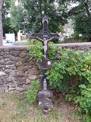 Symbolický hrob na hřbitově ve Svatém Tomáši