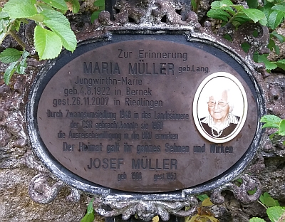 Symbolický hrob na hřbitově ve Svatém Tomáši